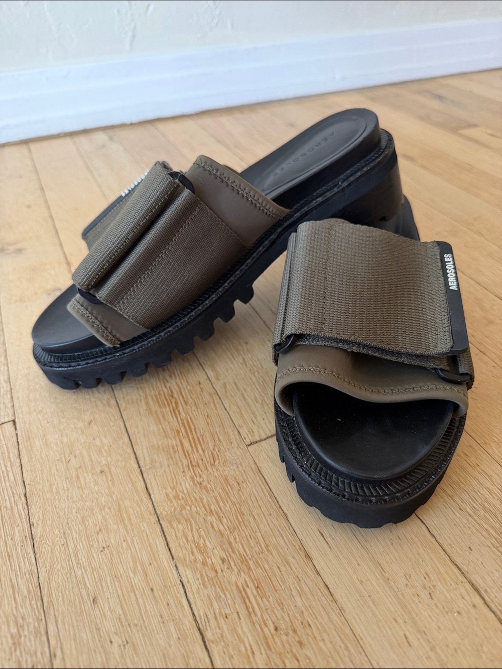 Aerosoles lug-sole chunky slides
Women’s size 8.5